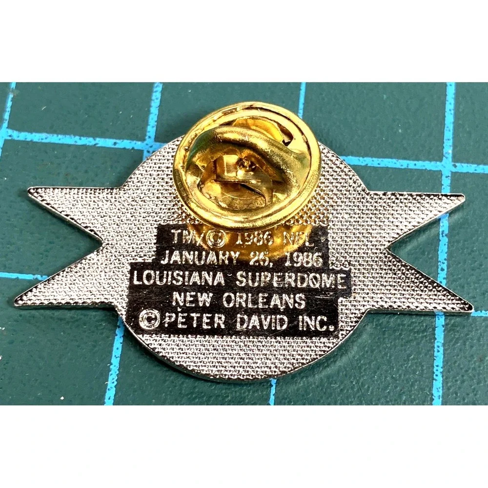 Super Bowl XX Bears VS Patriots Lapel Pin NFL Football Louisiana Superdome 1986